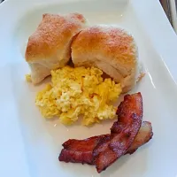 Freshly Baked Biscuit Scrambled Eggs Cheese Bacon|Karma Alwaysbitesbackさん