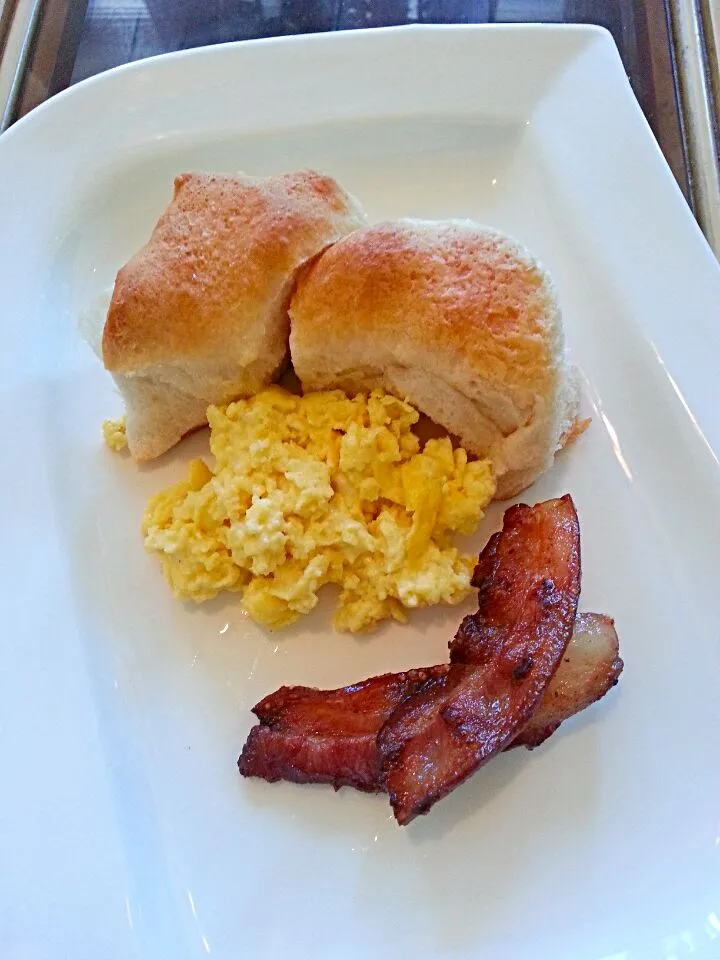 Freshly Baked Biscuit Scrambled Eggs Cheese Bacon|Karma Alwaysbitesbackさん