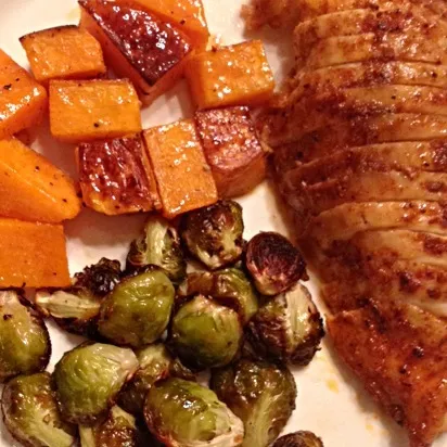 Roasted butternut squash, Brussels sprouts and chicken, all in the same 400F oven. Tasty and expeditious!|Emmie Pizarroさん