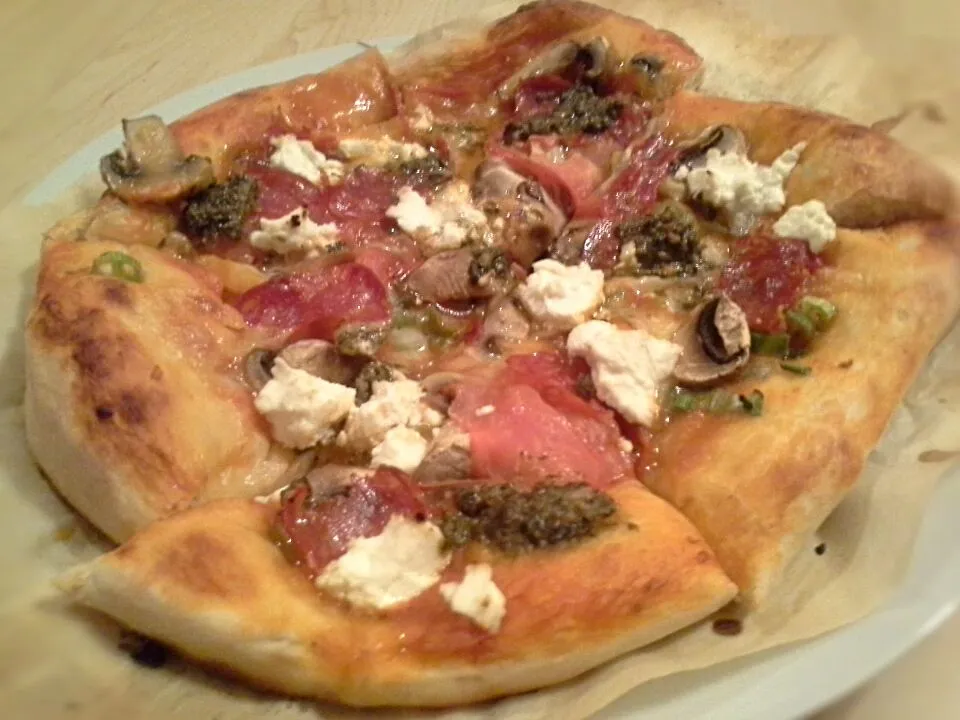 Snapdishの料理写真:Pizza with pepper,  scallions,  mushrooms,  mozzarella,  salami, pesto and goats cheese|Fe's kitchenさん