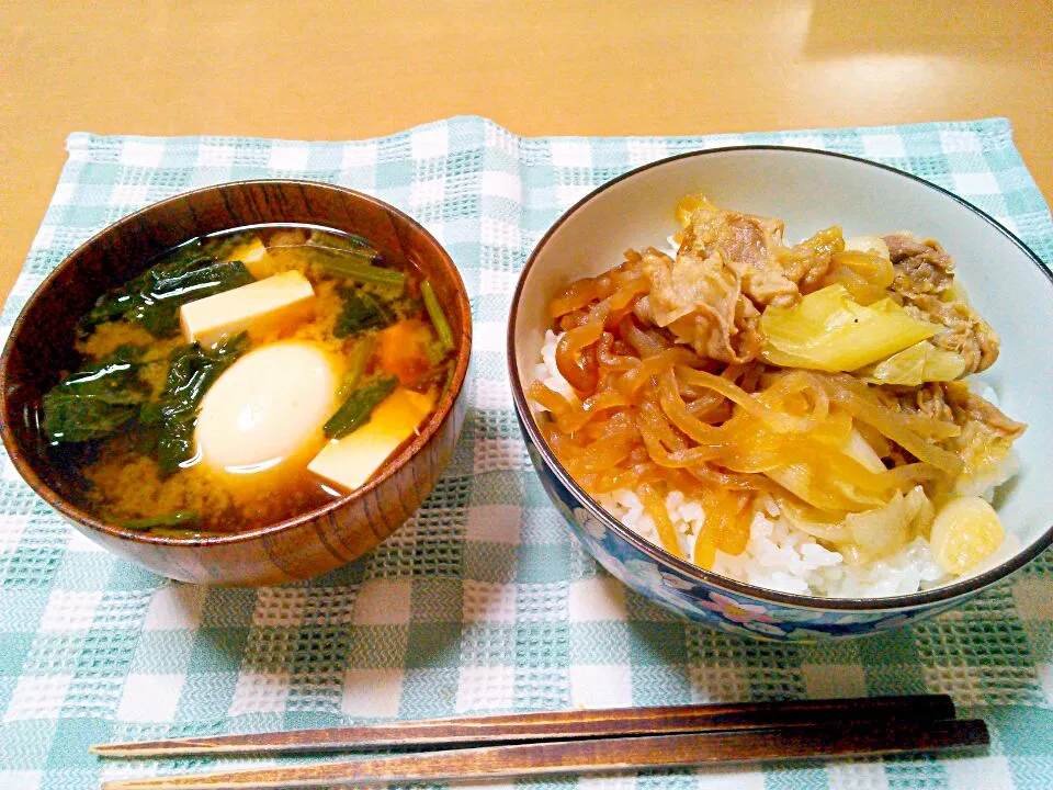 Snapdishの料理写真:すき焼き丼と柔らかすぎたゆで卵入り味噌汁|エツ次郎さん