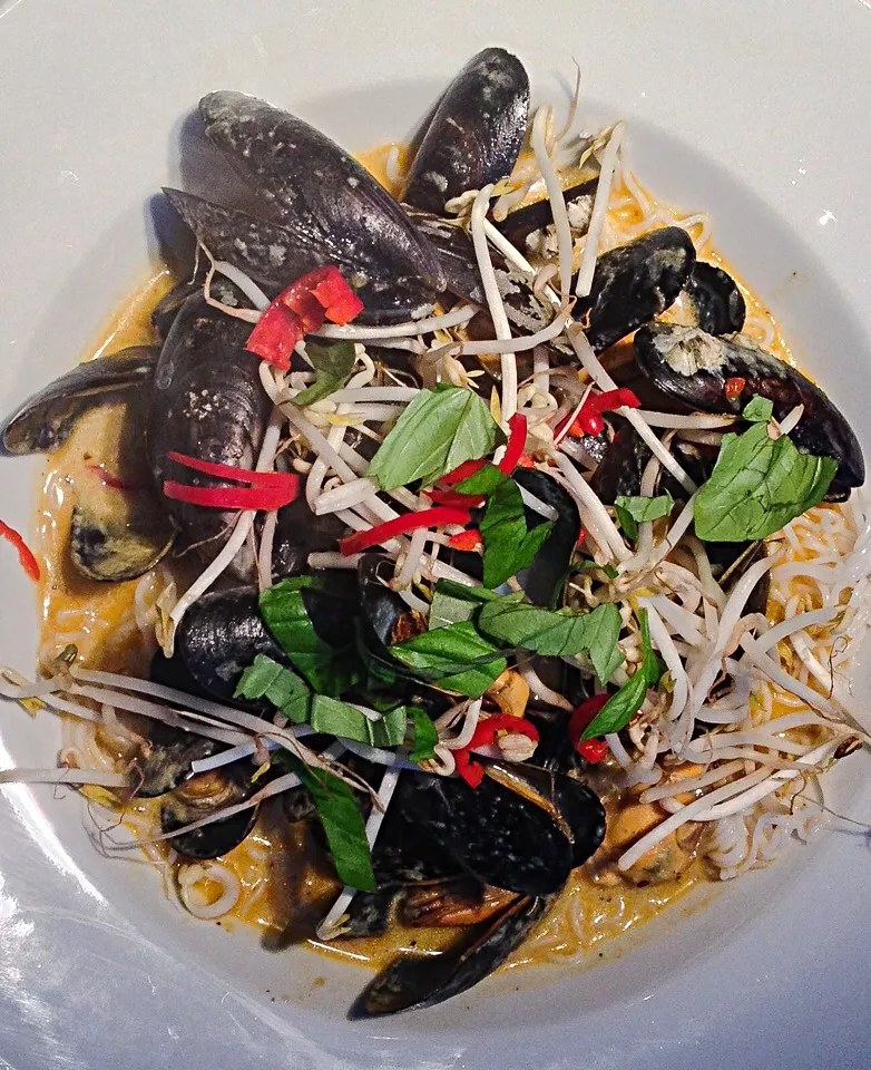 Clams cooked in herbs and spices, sprinkled with red pepper, taugé and basil|Johan van de Beekさん