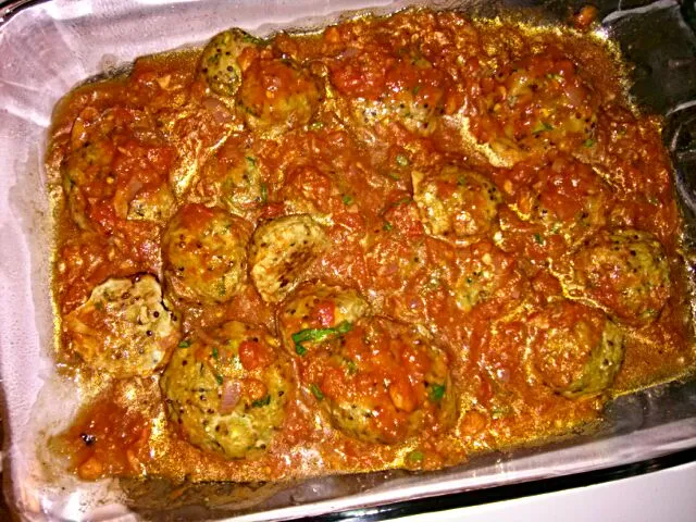 Turkey quinoa zucchini meatballs in a homemade marinara.|lindsy emersonさん