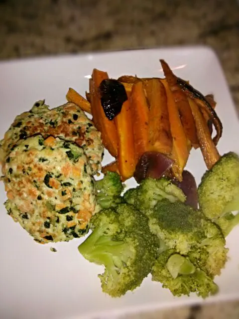 Sweet potato kale chicken burgers with roasted carrots and onions plus steamed broccoli.|lindsy emersonさん