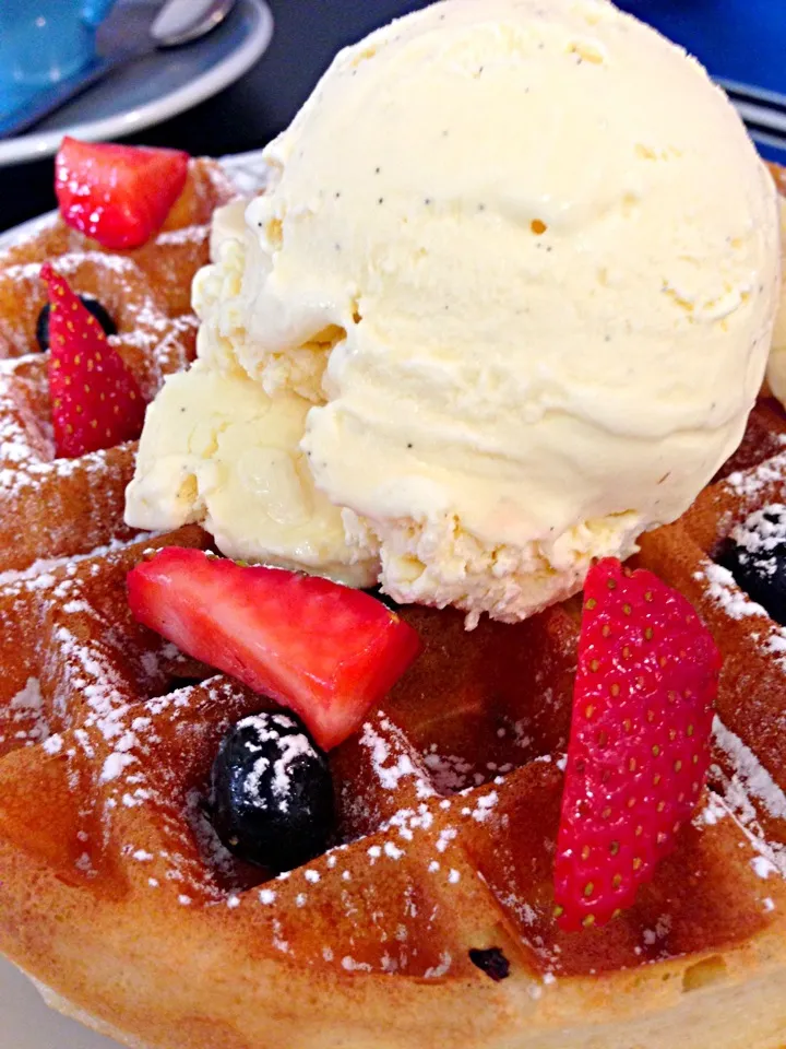 Buttermilk Waffles with Vanilla Ice cream & Fresh Fruits|hweeyhさん