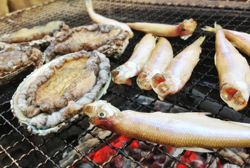 Snapdishの料理写真:本シシャモとアワビ焼いちゃってる！志村ファミリーBBQは豪快だ！！|Ken Kitamuraさん