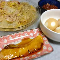 Snapdishの料理写真:ぶりの照り焼きと白菜と豚肉煮と味付け半熟卵|nangokudaisukiさん