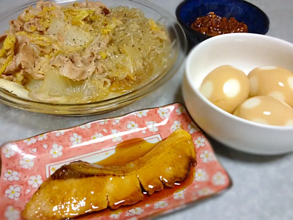 ぶりの照り焼きと白菜と豚肉煮と味付け半熟卵|nangokudaisukiさん