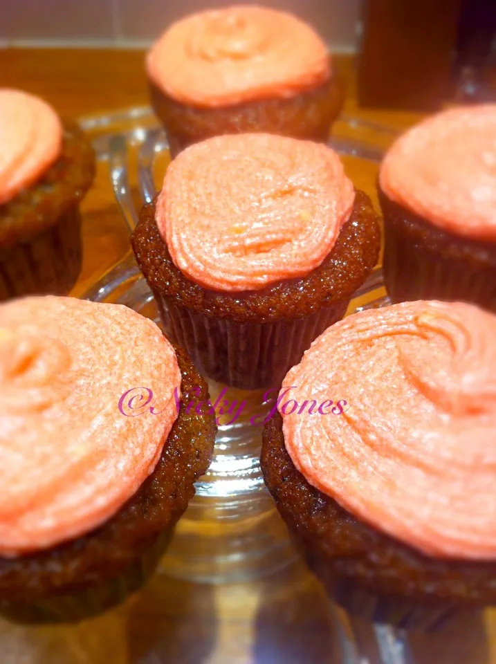 Carrot cake cupcakes with cream cheese icing|Nicky Jonesさん