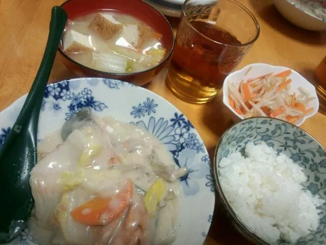 Snapdishの料理写真:秋鮭のクリーム煮＆お味噌汁＆もやし中華和え
♪|はぎのつきさん