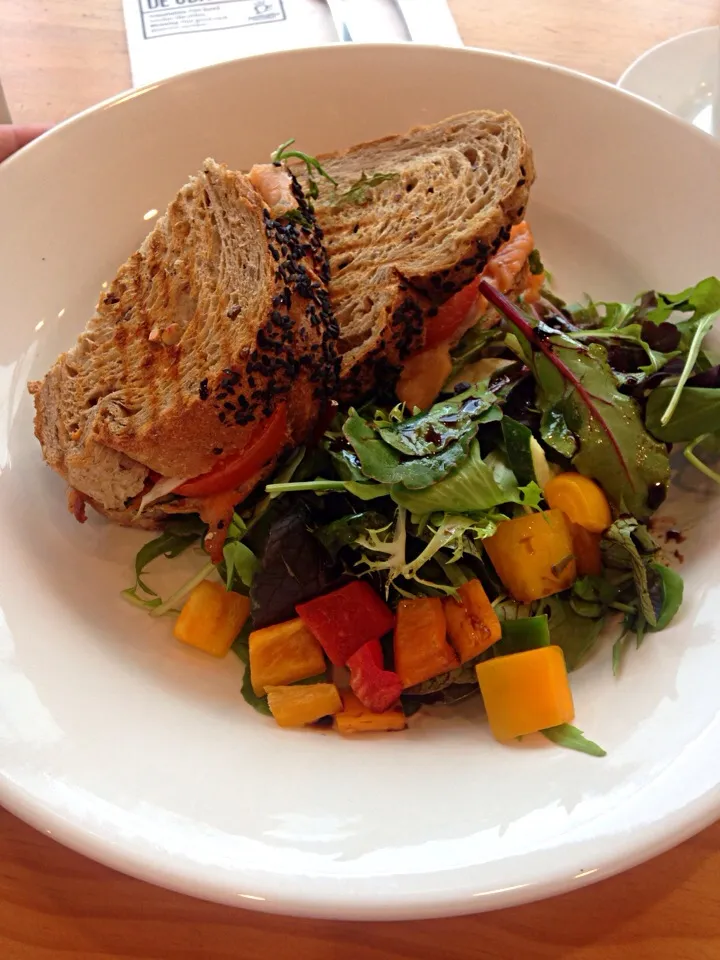 Smoked Salmon & Avocado Sandwich|Jaronさん