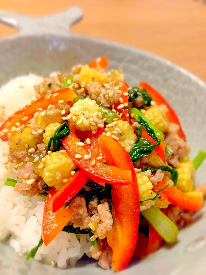 野菜と豚そぼろ塩麹炒め丼|ユキさん