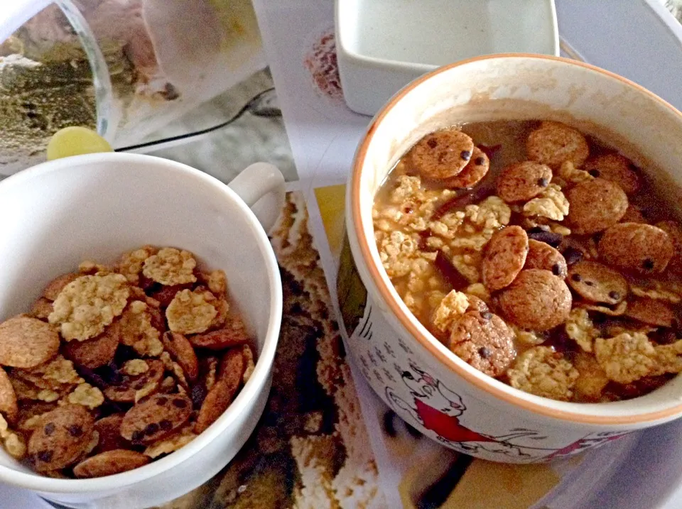 Breakfast with cappuccino & Cookie crips and other chocolate cereal.|Joannaさん