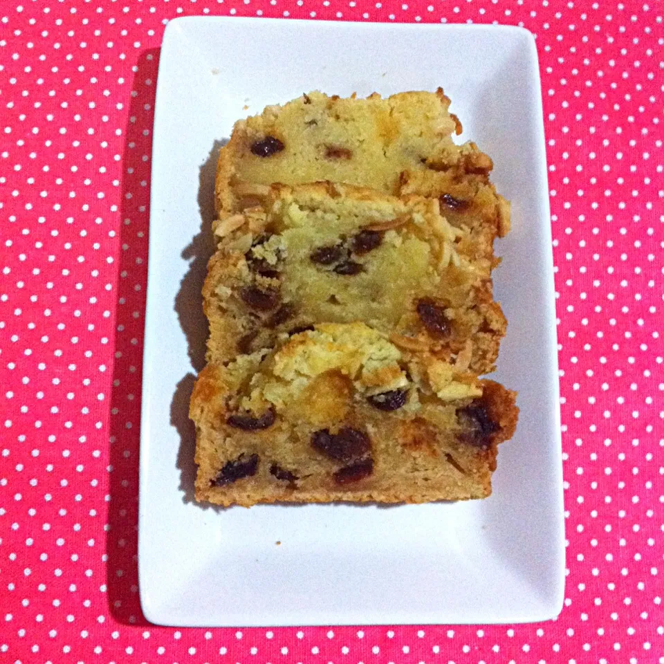 Raisin butter cake topped with almond shaves|Trish Wongさん