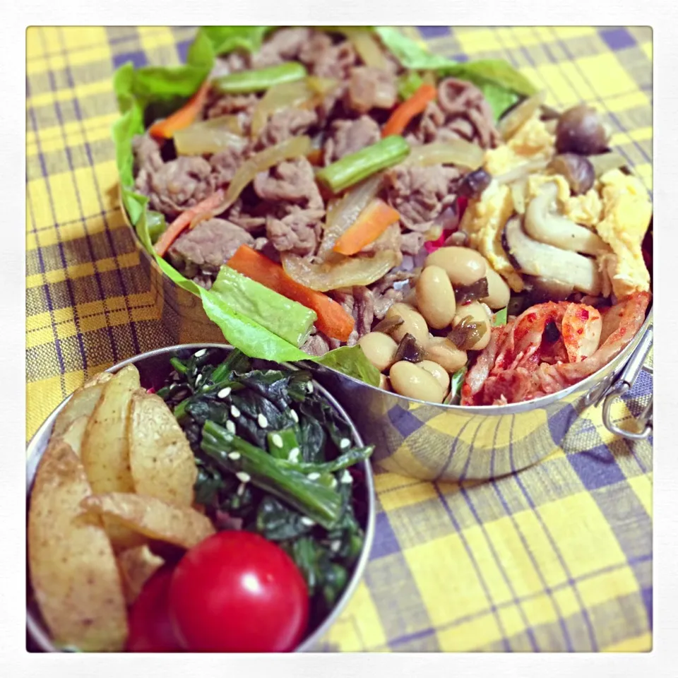 焼肉丼／きのこの卵炒め／豆こんぶ煮／キムチ／ほうれん草の胡麻和え／ポテトフライ／ミニトマト|mogwaiさん