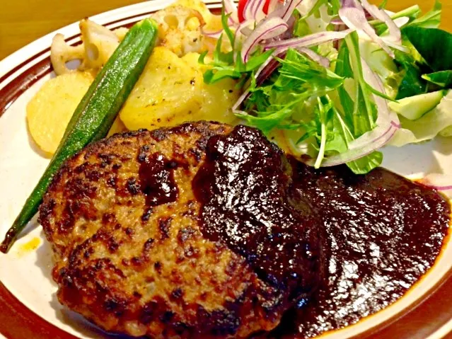 ハンバーグで夕食🍴🍴|かずみさん