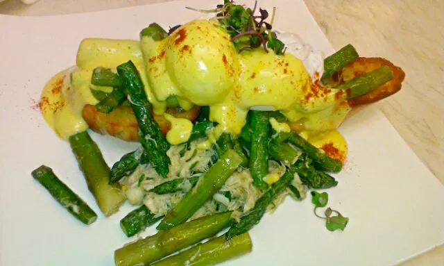 Poached Egg Benedict with sauteed Crab and Asparagus|Patrick fennさん