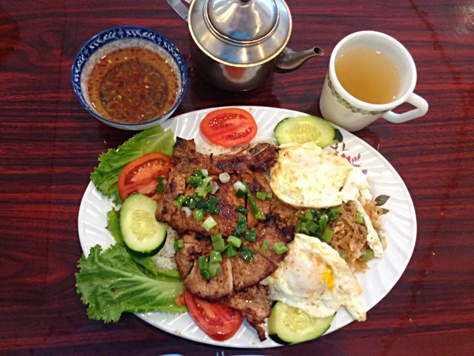 Vietnamese brunch: Grilled pork chops and fried eggs over rice at Bac Lieu.|Emmie Pizarroさん