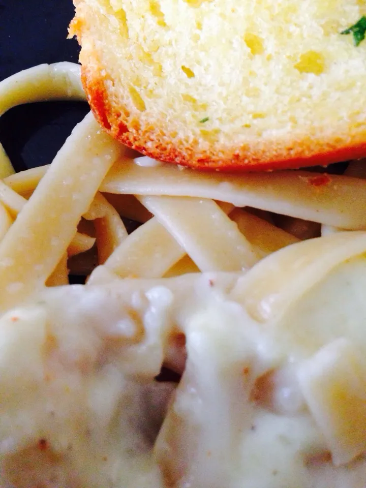 Chicken alfredo m garlic bread|private ryanさん