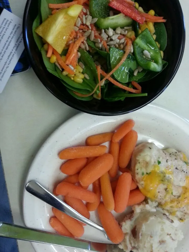 chicken, mashed potatoes, carrots, spinach salad with corn carrots peppers chia seeds ground flax and olive oil/lemon juice dressing|dennypatronさん