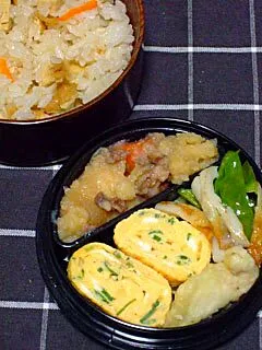 Snapdishの料理写真:お弁当（油揚げご飯、肉じゃが、ピーマンとちくわの炒め物、ささみの天ぷら、ねぎ入り卵焼き）|すーさん