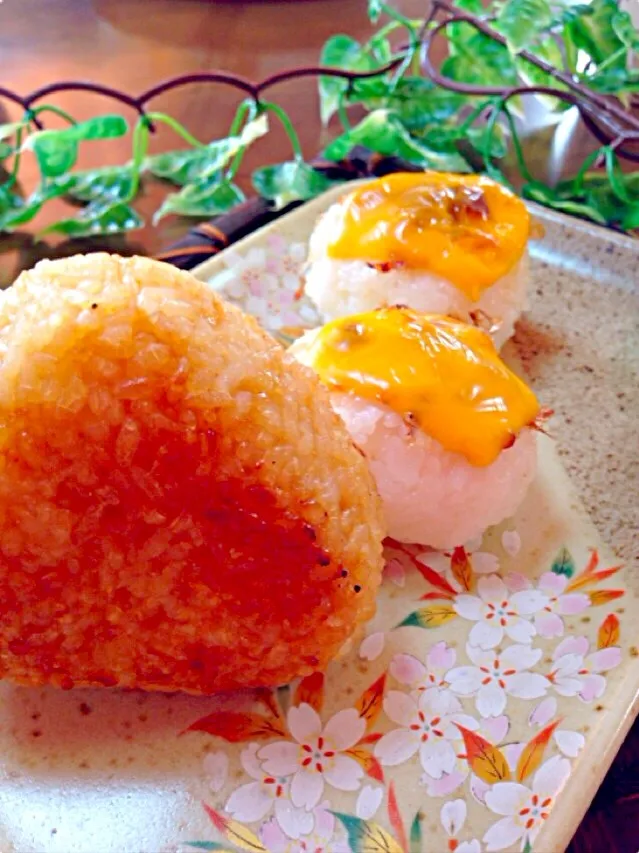 Snapdishの料理写真:🍀ひろ🍀さんの料理 めちゃ旨♡焼きおにぎり♡＆チーズおかか焼きおにぎり❤️|みきさん