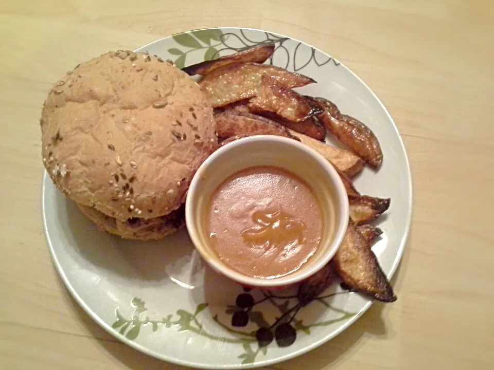 Pan fried chicken breast on a multi grain Kaiser roll with potato wedges and chip shop curry sauce.|Fe's kitchenさん