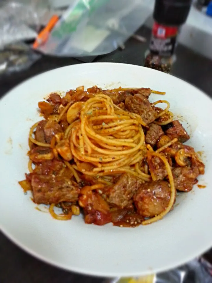 Snapdishの料理写真:Beef and mushroom spaghetti with tomato  sauce|鄭文達さん