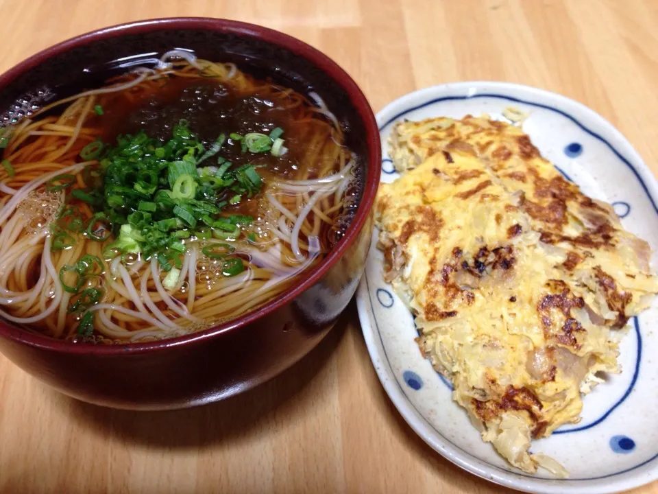 Snapdishの料理写真:今日の昼食は、温そうめんと豚バラ肉とキャベツをたまごで焼いたヤツ|まさとさん