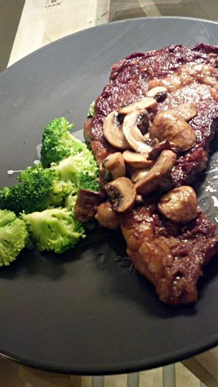 pan seared steak topped with sauteed mushrooms and side of steamed broccoli|veronicaさん