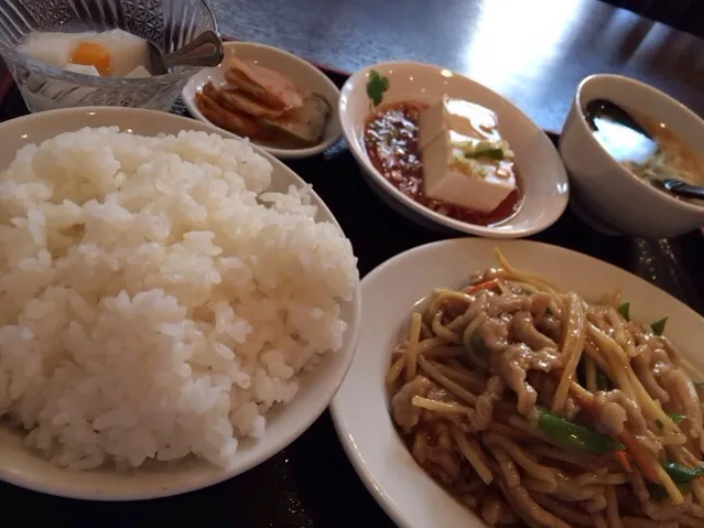 青椒肉絲定食を頂きました。|momongatomoさん