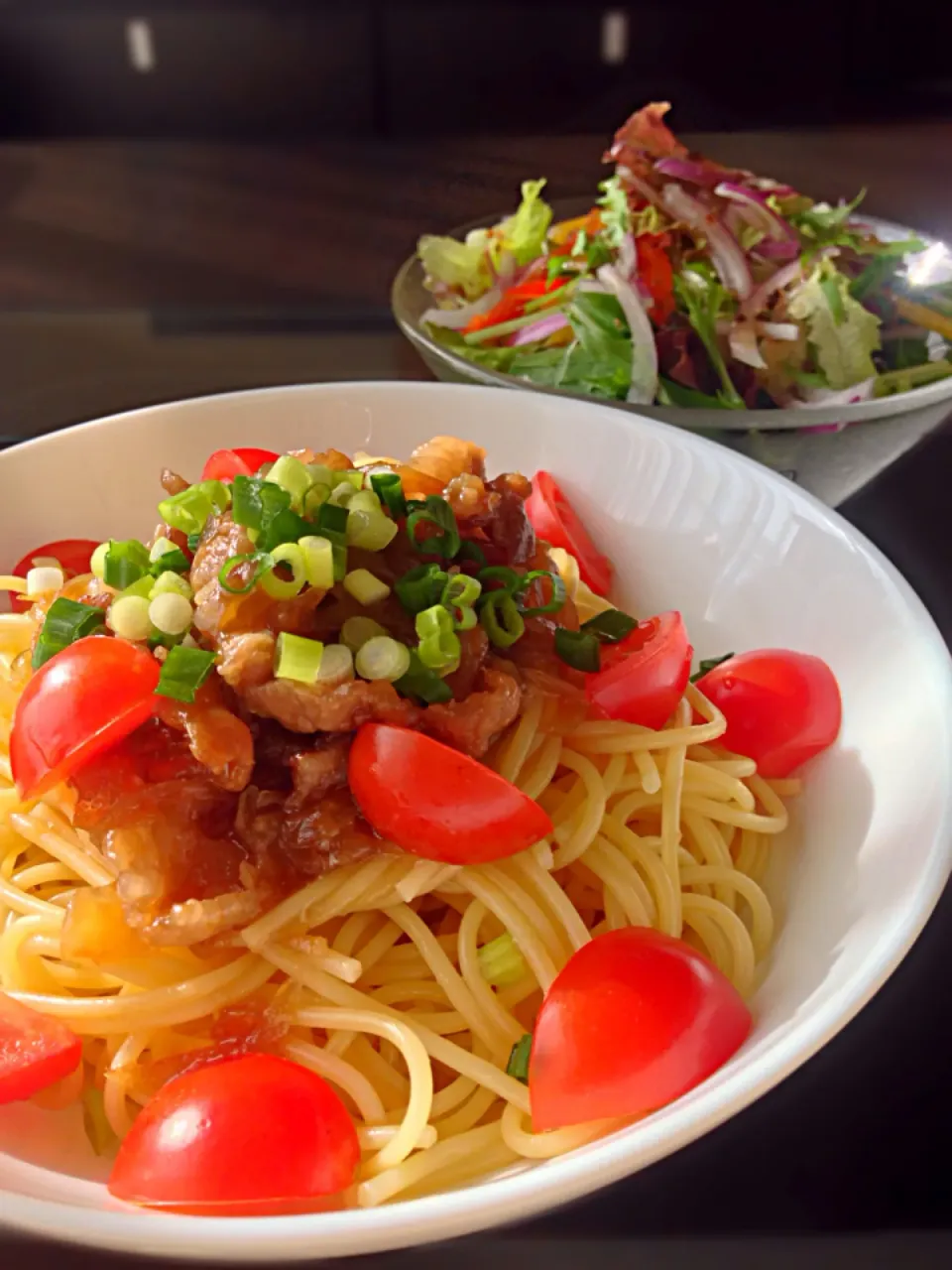 ⭐️豚肉とトマトのパスタ ⭐️サラダ|よっちぃさん