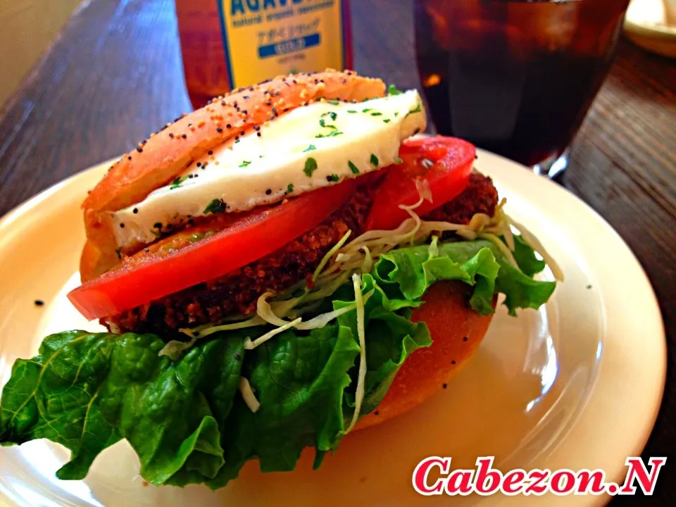 今日のランチ  大豆ハムカツベーグルサンドとオーガニックアイスコーヒー|Cabezon.Nakamuraさん