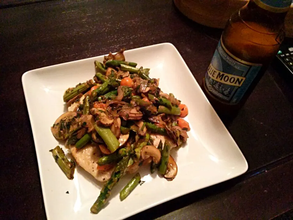 Grilled chicken smothered in sauteed vegetables.|lindsy emersonさん