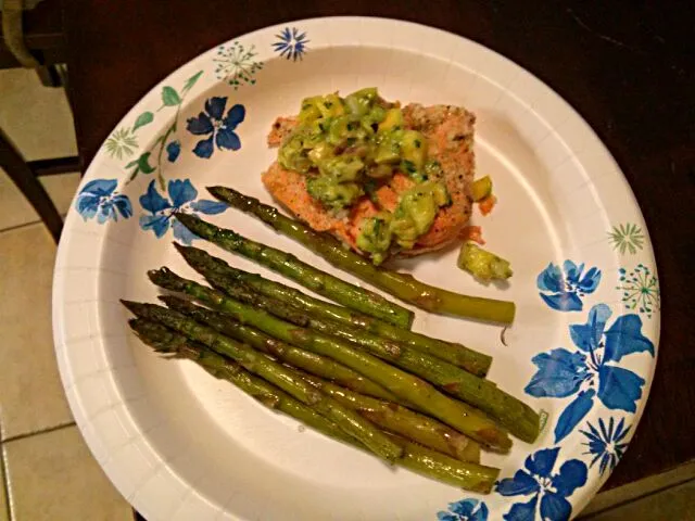 Fresh caught salmon topped with a mango avacado salsa.|lindsy emersonさん