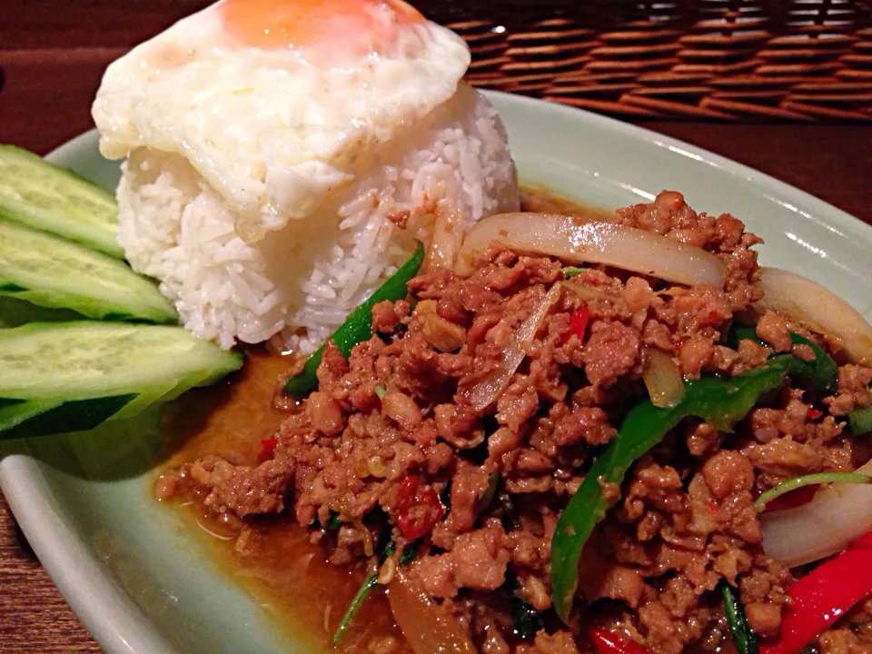 ผัดใบกะเพราไก่ใส่ไข่ดาว 鶏挽肉ガパオ炒めご飯 目玉焼きのせ@ที่ญี่ปุ่น オールドタイランド 飯田橋|akiさん