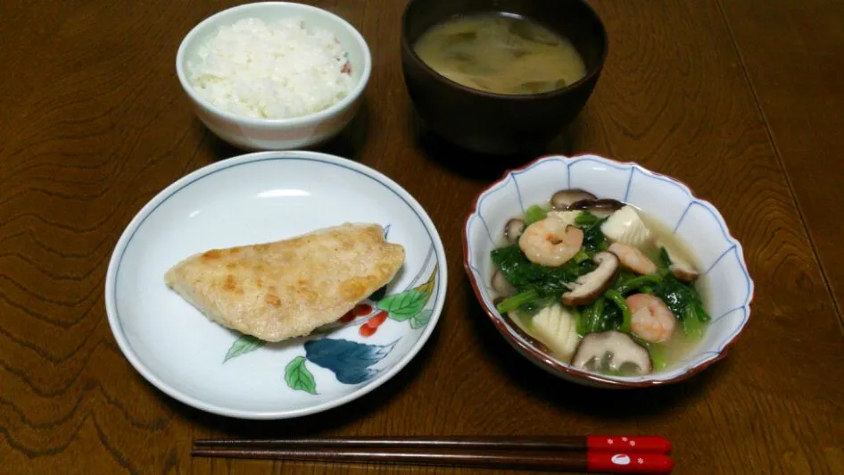 メカジキのムニエル＆小松菜の海鮮炒め＆ワカメとネギの味噌汁|えっちゃんさん