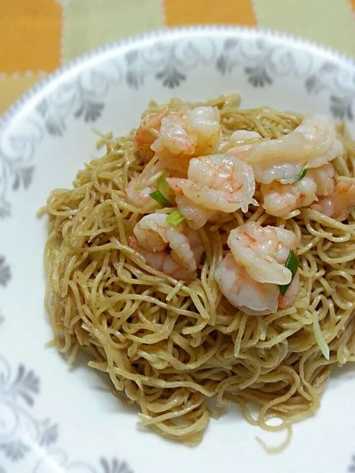 Snapdishの料理写真:fried noodles with shrimps|Phinarasuさん