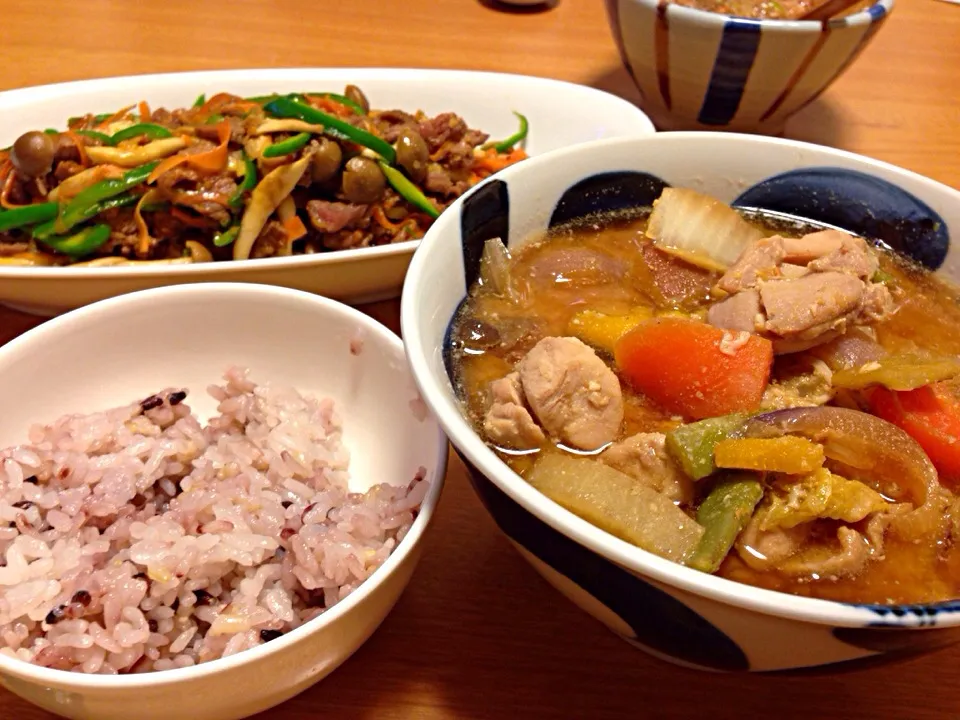 夕餉。青椒肉絲、野菜たっぷり練り胡麻入りお味噌汁。|Ozzyさん