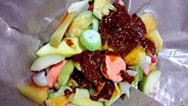 Indonesian fruit salad...called rujak.. mixed tropical fruits  with peanut sauce...|kendall gunawanさん