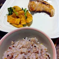 Snapdishの料理写真:ブリの塩焼き、かぶと油揚げの胡麻和え。|まつい ちえさん