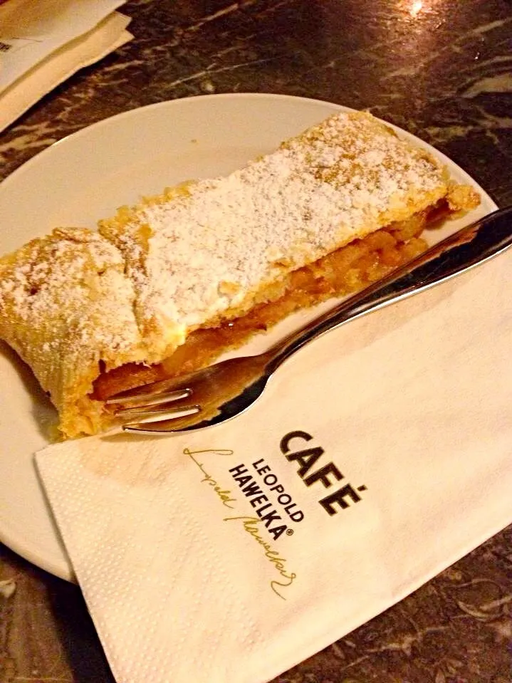 Apfelstrudel in Austria|Sunny Kitchenさん