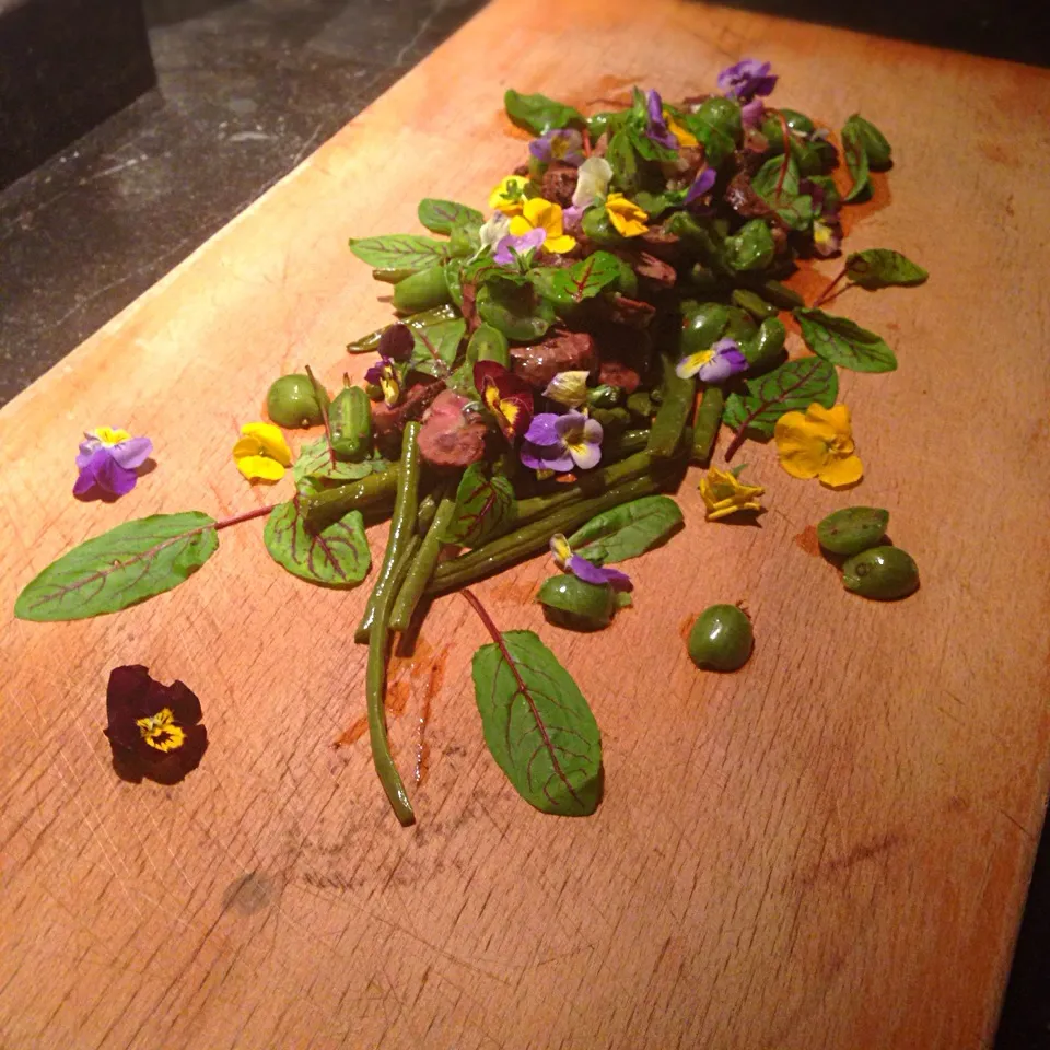 Snapdishの料理写真:Grilled veal kidney, green beans (confit), marinated kiwi berries, beetroot leaves, violets flowers|Manuela Vermeerenさん