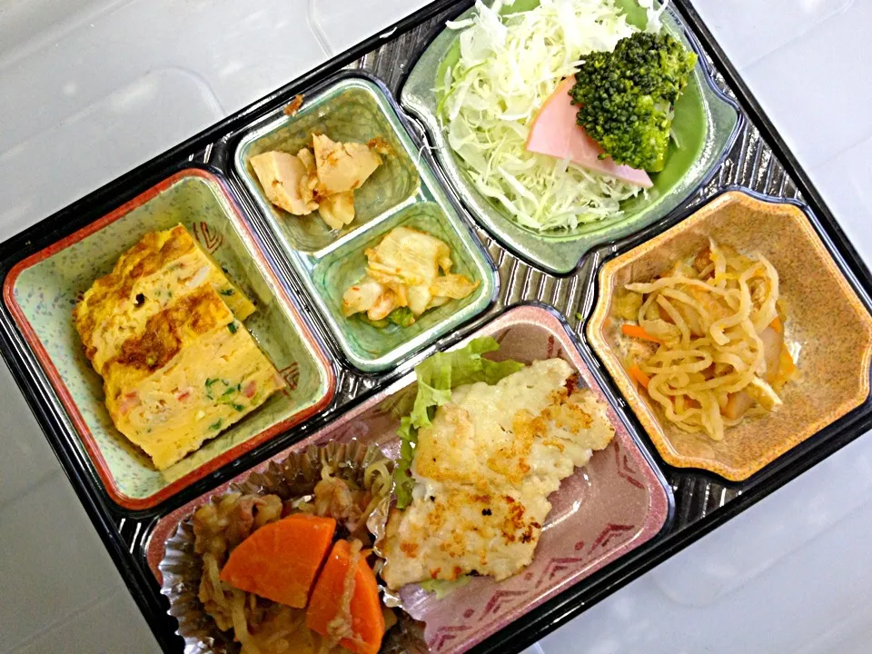 Snapdishの料理写真:日替り弁当 牛肉入り肉じゃが|kurita820さん