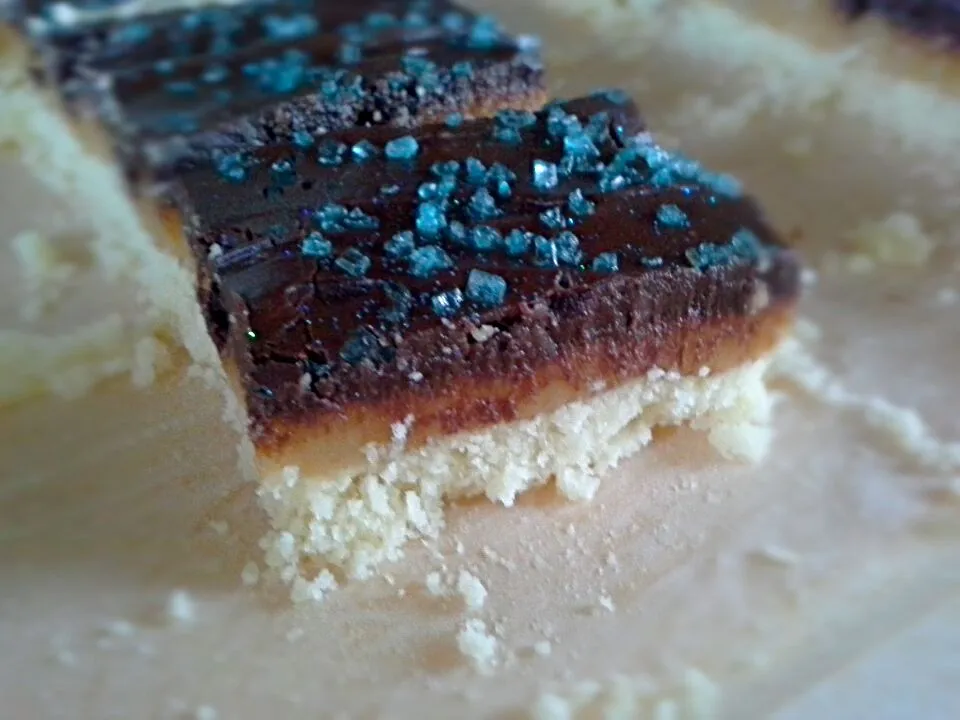 Caramel shortbread|Fe's kitchenさん