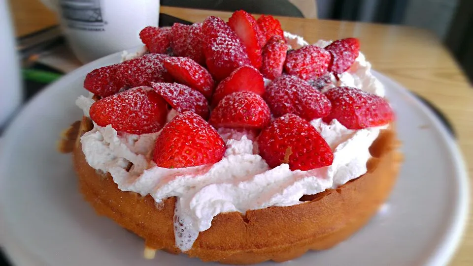 Snapdishの料理写真:Strawberry waffle in Beansbins|Ji Young Whitney Leeさん