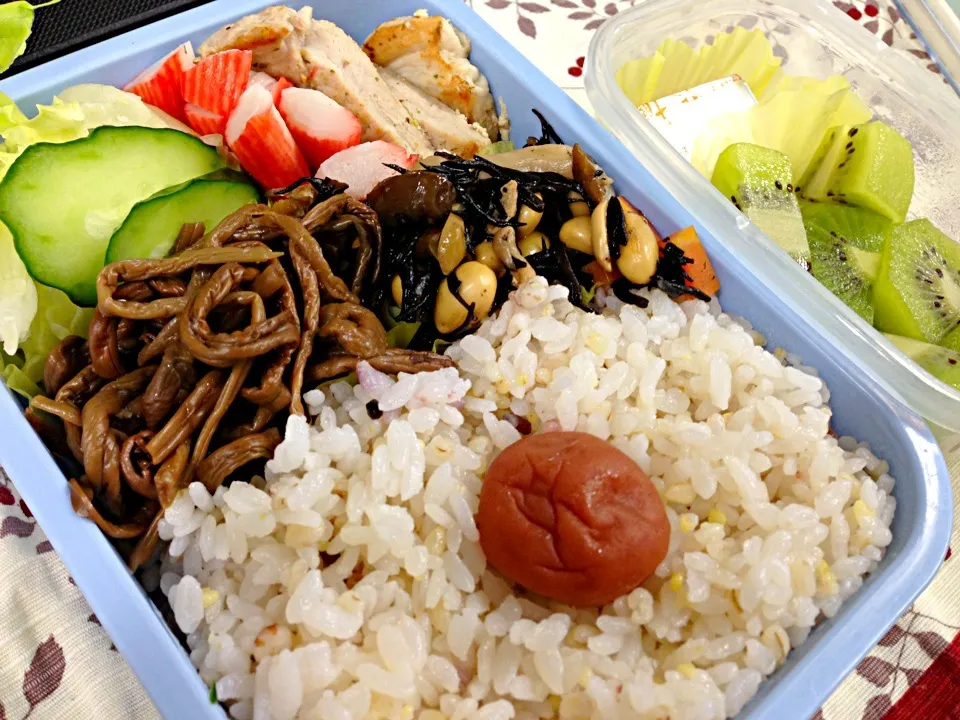 お弁当。昨日と同じ煮物、豚肉のソテー、かにかまサラダ、キウイフルーツとチーズ。|liccaさん