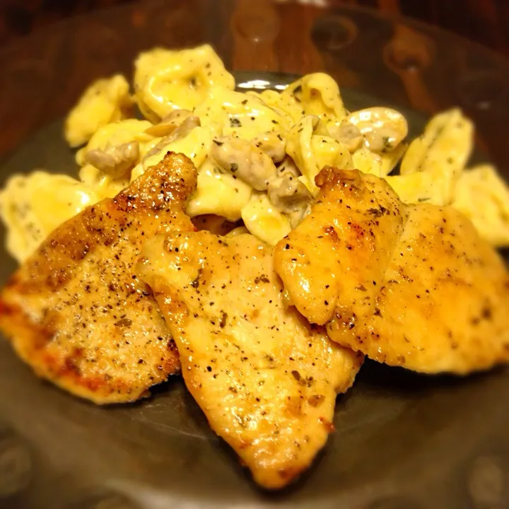 Snapdishの料理写真:Pan seared chicken breast with tortellini in a mushroom Parmesan cream sauce!|Crystal Starr Thompsonさん