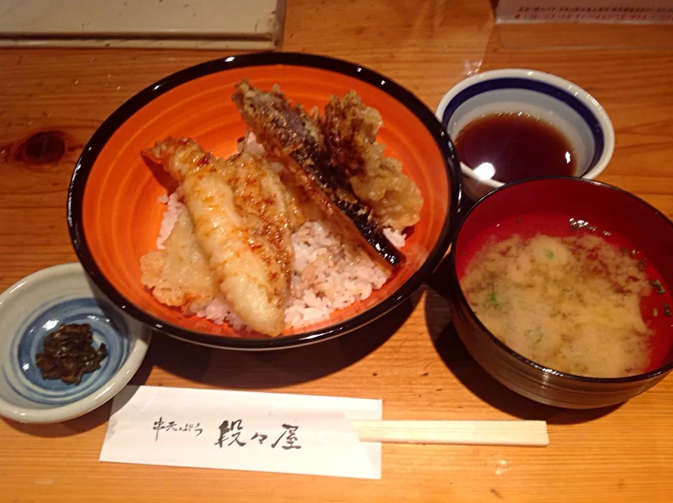 Snapdishの料理写真:天丼(海老、イカ、キス、茄子、舞茸のせ。味噌汁、香の物付き680円)|マカロニ公爵さん