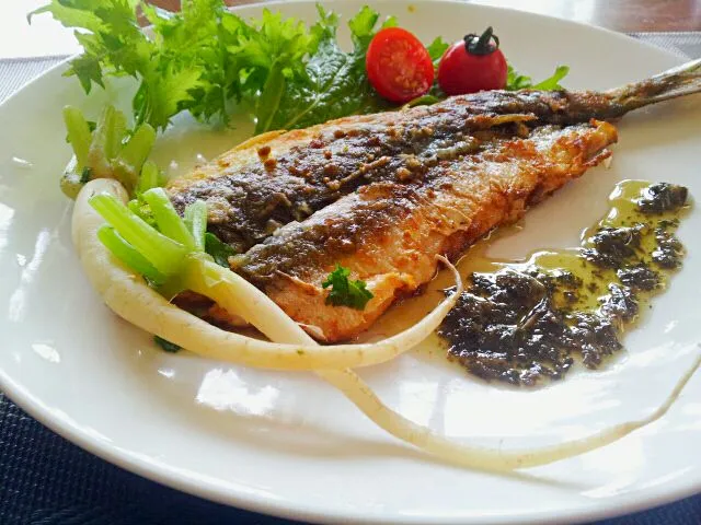 カマスのムニエル カレー風味　バジルソース間引き大根添え（笑）|直樹さん